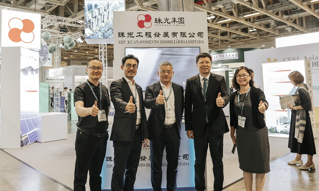 珠光工程总经理与澳门博览集团主席、香港朗诗集团董事长现场合影