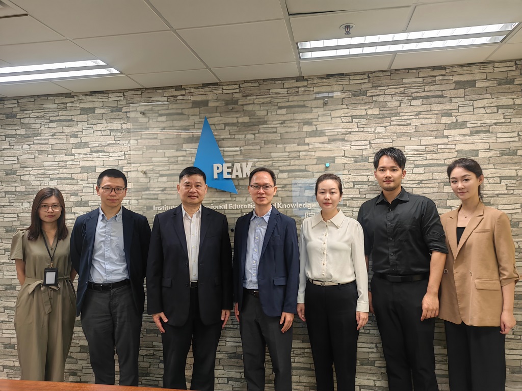 与香港职业训练局相关领导合影