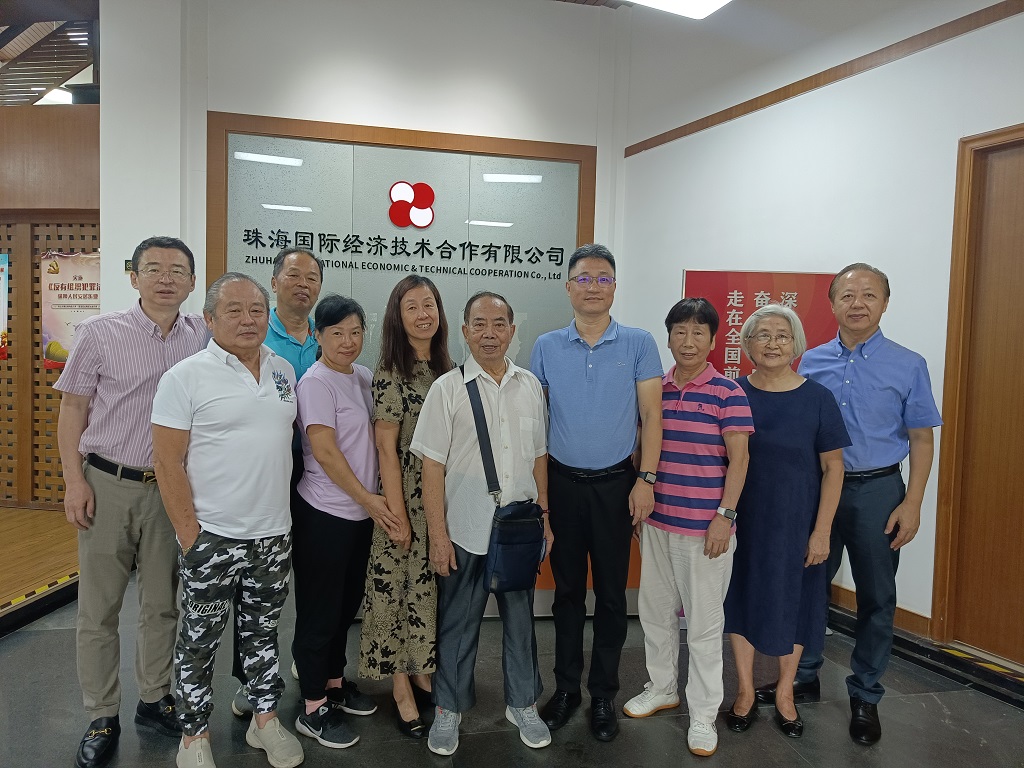 公司领导与退休职工合影