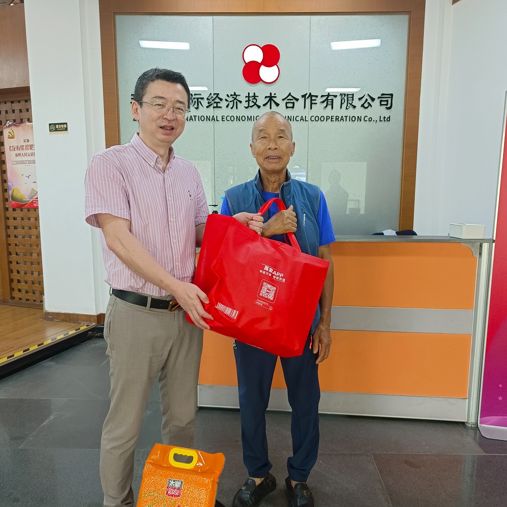 工会主席为退休职工发放慰问品-2