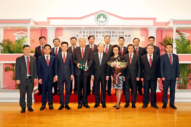 澳门特别行政区政府行政长官贺一诚与澳门中国企业协会会长傅建国，澳门中国企业协会副会长、珠光集团董事长，澳门中国企业协会秘书长、珠光集团总经理王轶等合影
