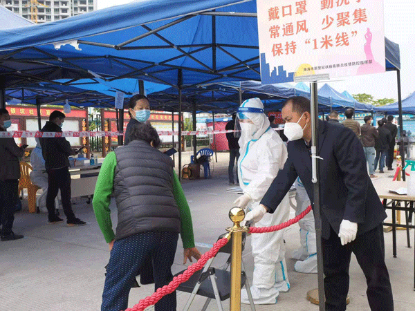 珠光集团党员先锋队为老人找来座椅.gif