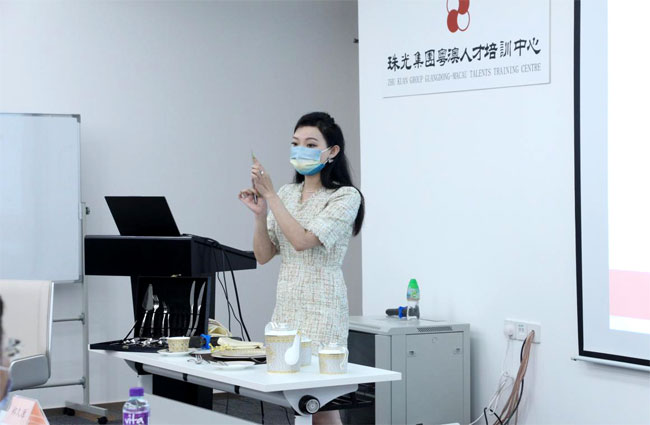 图-2--讲师为参训人员介绍西餐餐具.jpg