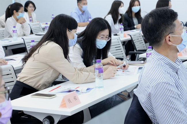 图-3--参训人员欣赏讲师珍藏餐具.jpg